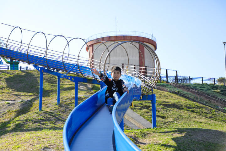 中城村にある南上原糸蒲公園の滑り台で楽しむタイヨウ
